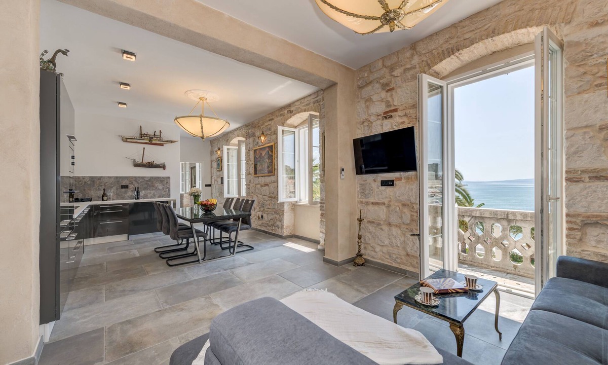 Old Town Bed & Breakfast | Grand Promenade Suite - Tale Of The Sea