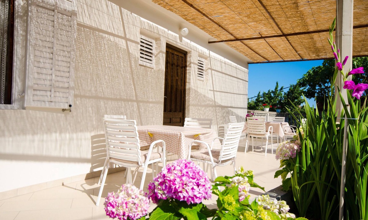 Molunat House | Guest House Rooms Rose- Comfort Double Room with Balcony and Sea View