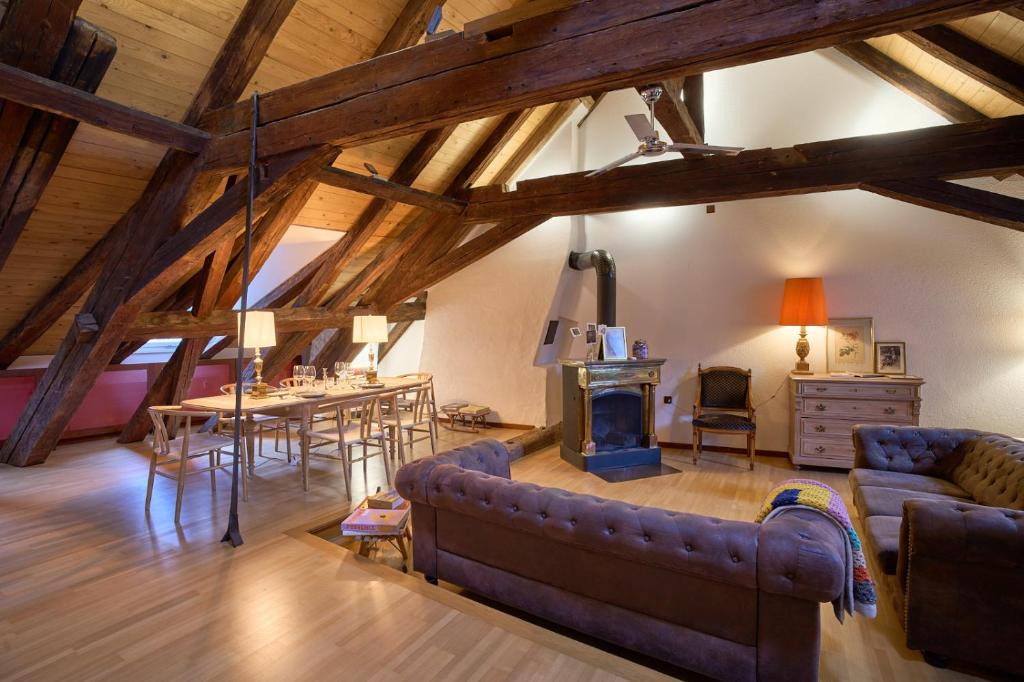 Grunes Quartier Apartment | Historic Apartment Cathedral View in the Heart of Bern 4th Floor - no Lift