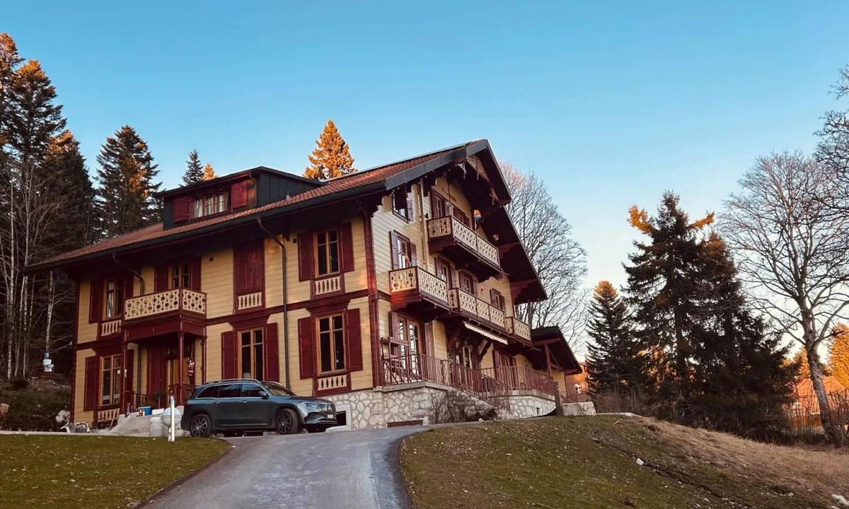 Bullet Ski Chalet | Homerez - Spacious Chalet in Bullet with Mountain View