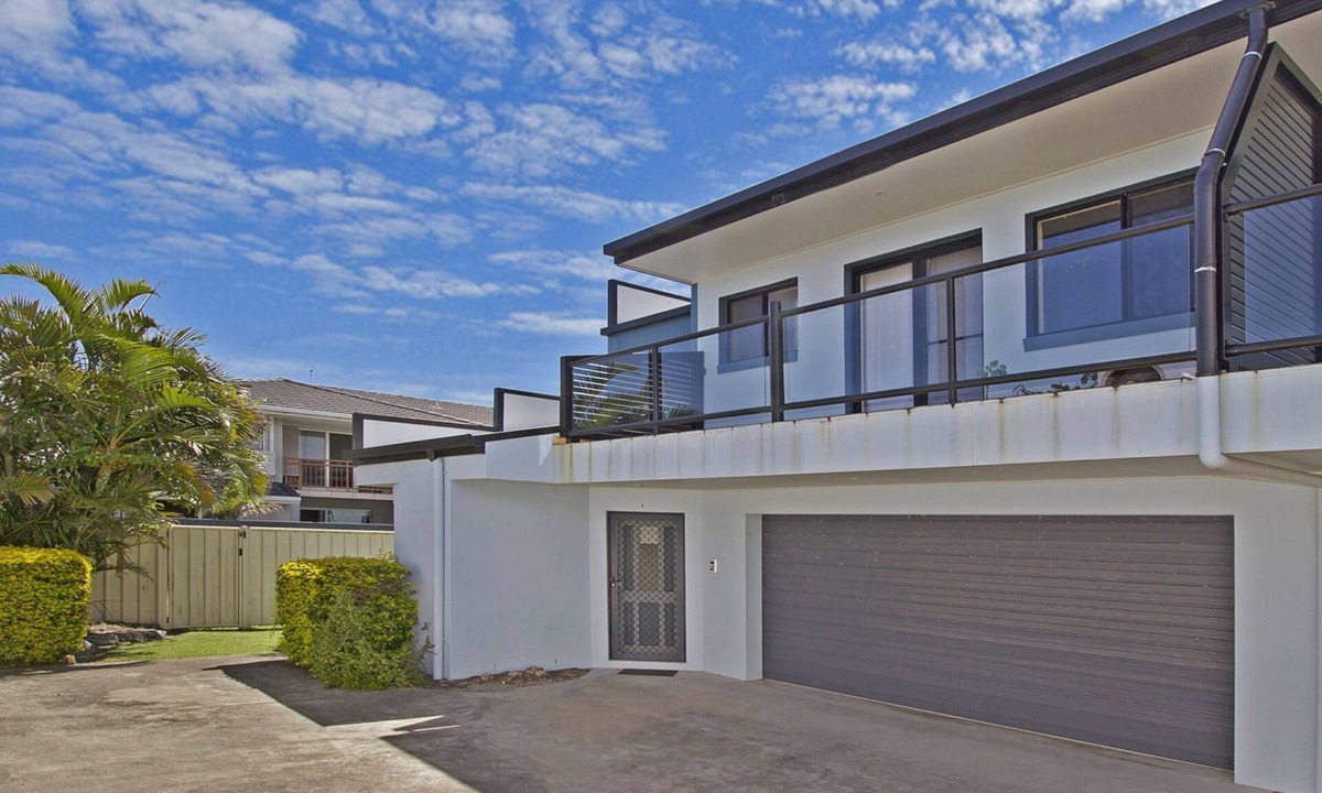 South Evans Head Apartment | Immaculate 3BR townhouse 500m from beach, river & village with BBQ patio, air-con