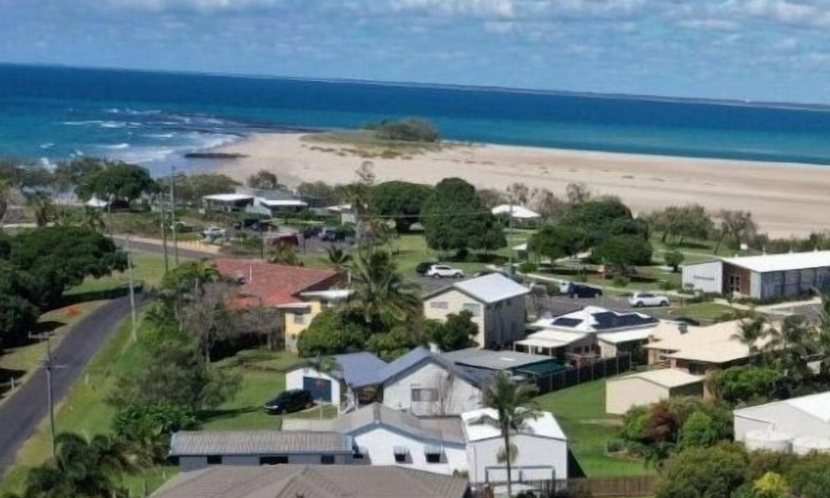 Elliott Heads House | Indoor/outdoor pet-friendly beach house next to world-class beach and river.