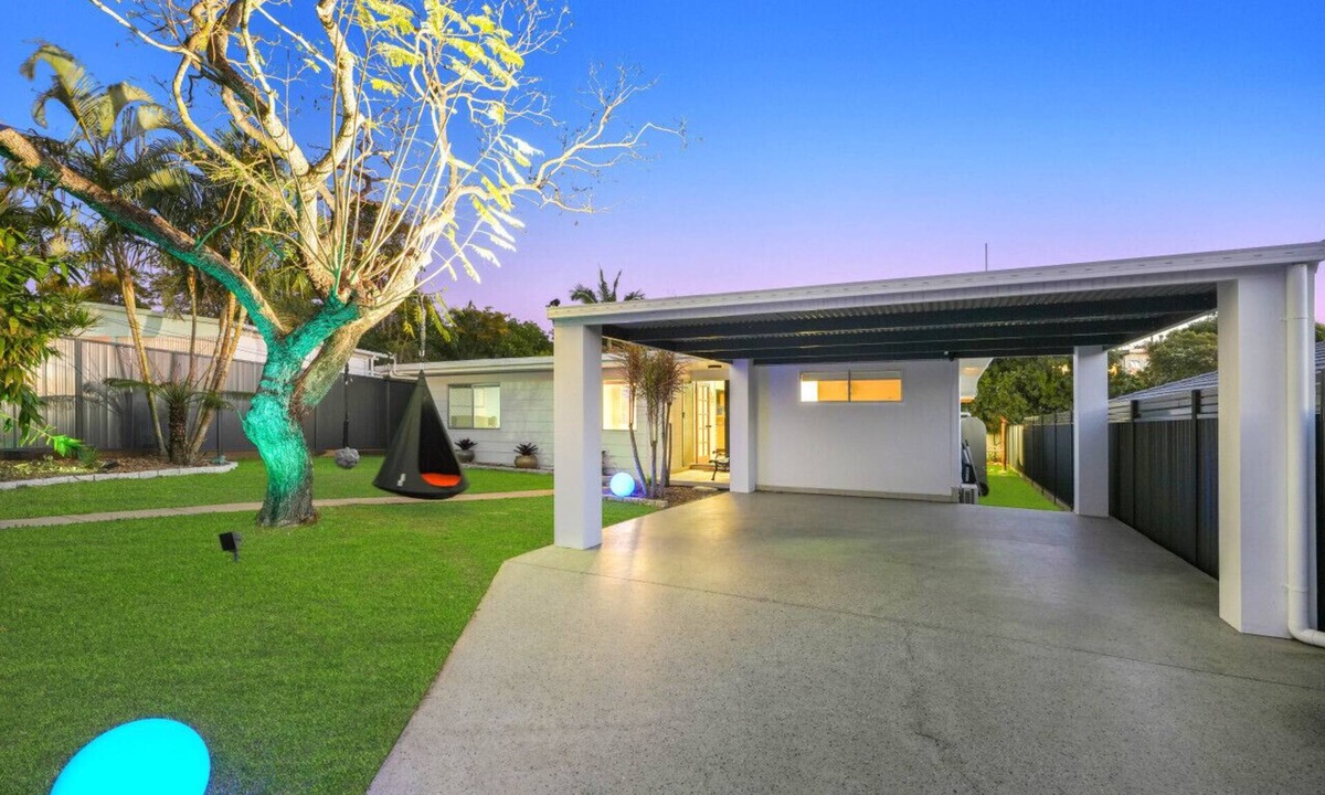 Southport House | jACUZZi gARDeNs! Spa - Fire Pit - Swings - Parking