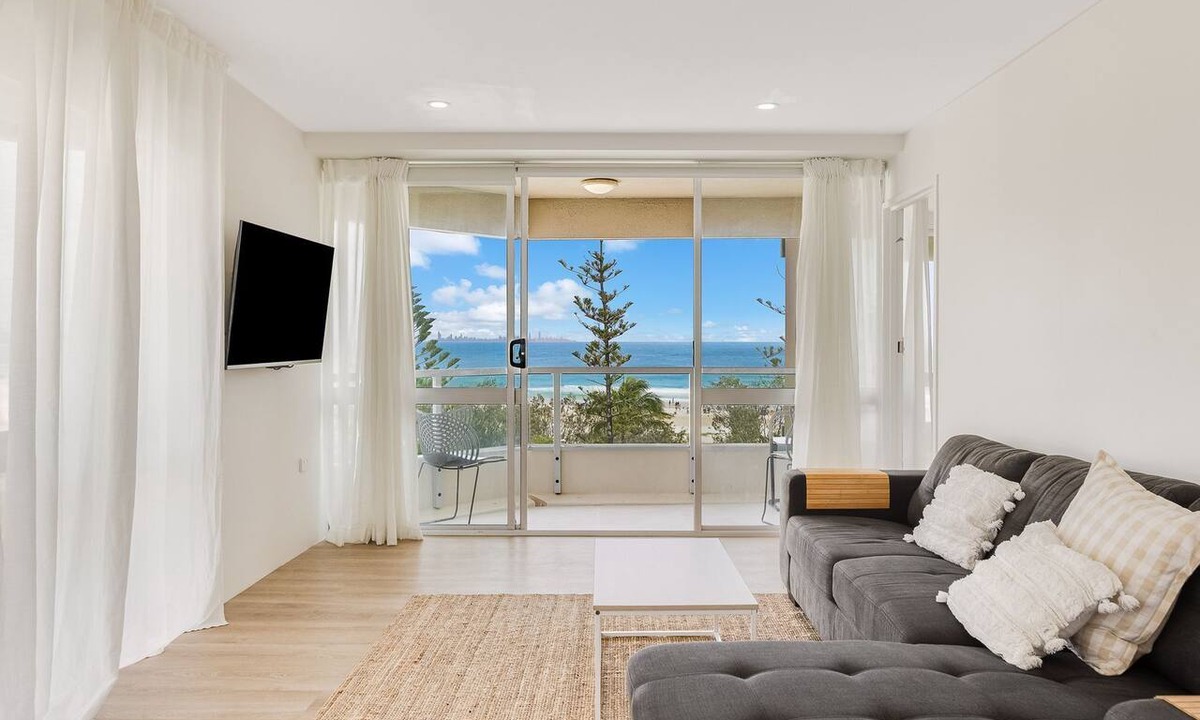 Coolangatta Apartment | Kooringal Unit 15 Great location right on Greenmount Beach with ocean views