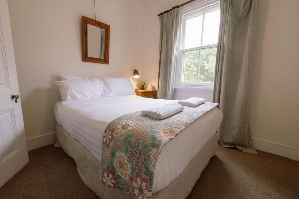 Mount Victoria House | Larsens Cottage 1 - Historic 1880 Home