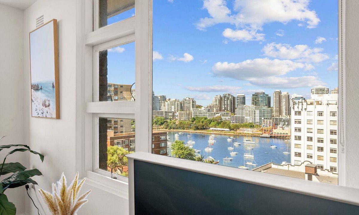 McMahons Point Apartment | Lavender Bay: Harbour & Luna Park Views