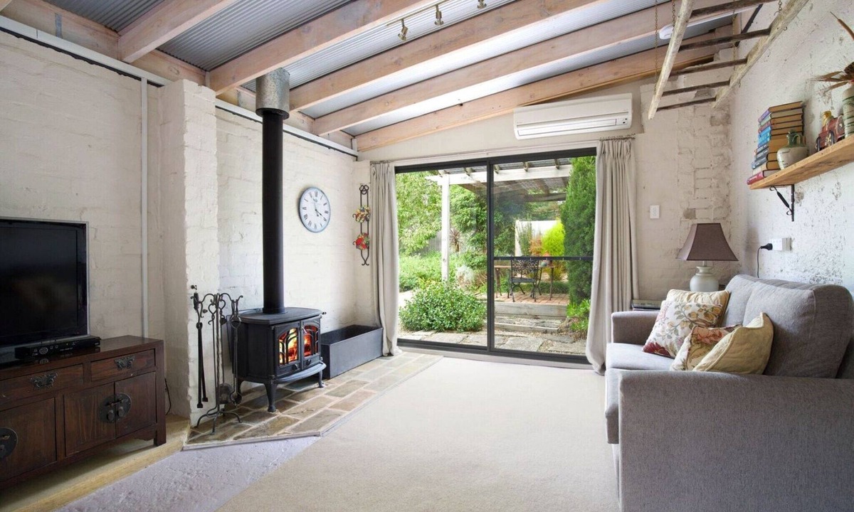 Leura Apartment | Little Haven Leura Cottage with Spa Bath and BBQ