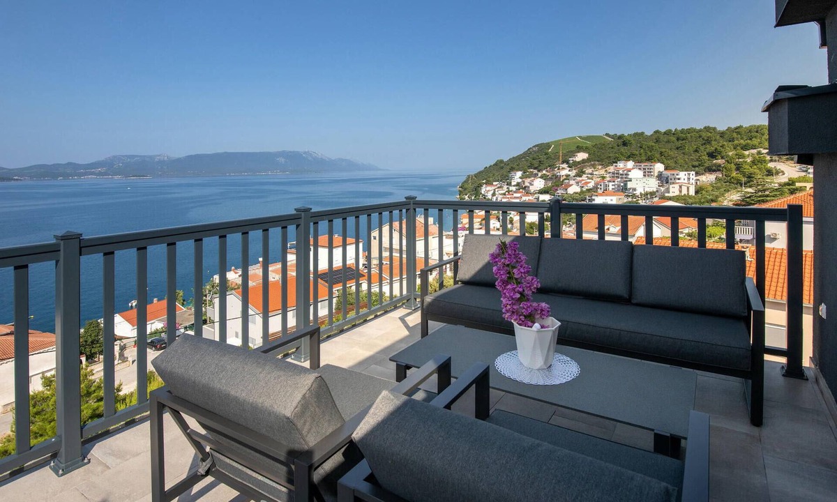 Komarna Apartment | Lovely apartment in Komarna with house sea view