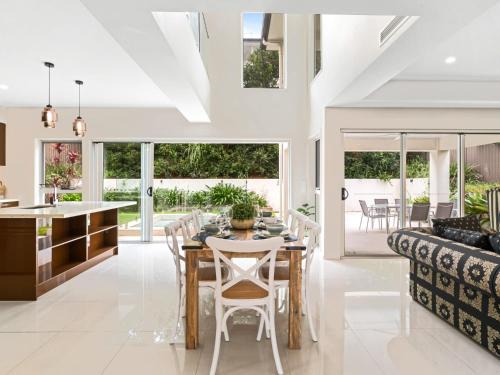 Carindale House | Luxury Hilltop Brand-New 5BD Holiday Home