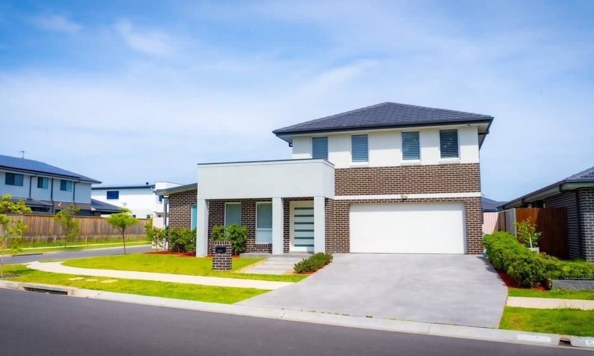 Gledswood Hills House | Luxury Home | Sleeps 16 Guests
