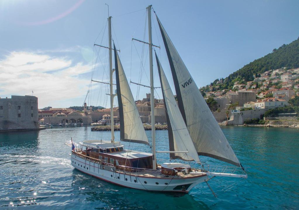 Zaton Boat Rental | M/Y VIVERE