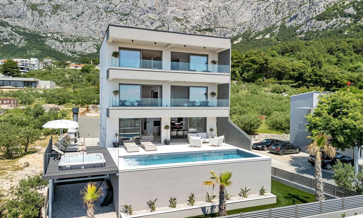 Makarska Old Town Villa | Makarska Family Retreat with Seaview