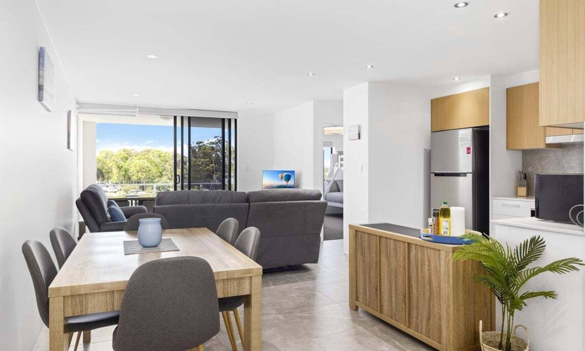 Sandstone Point Apartment | Marina Retreat Getaway