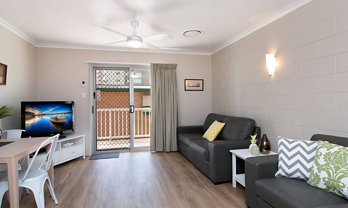 Coolangatta Apartment | Mavic Court Unit 4 Only 200m to Rainbow Bay Beach in Coolangatta