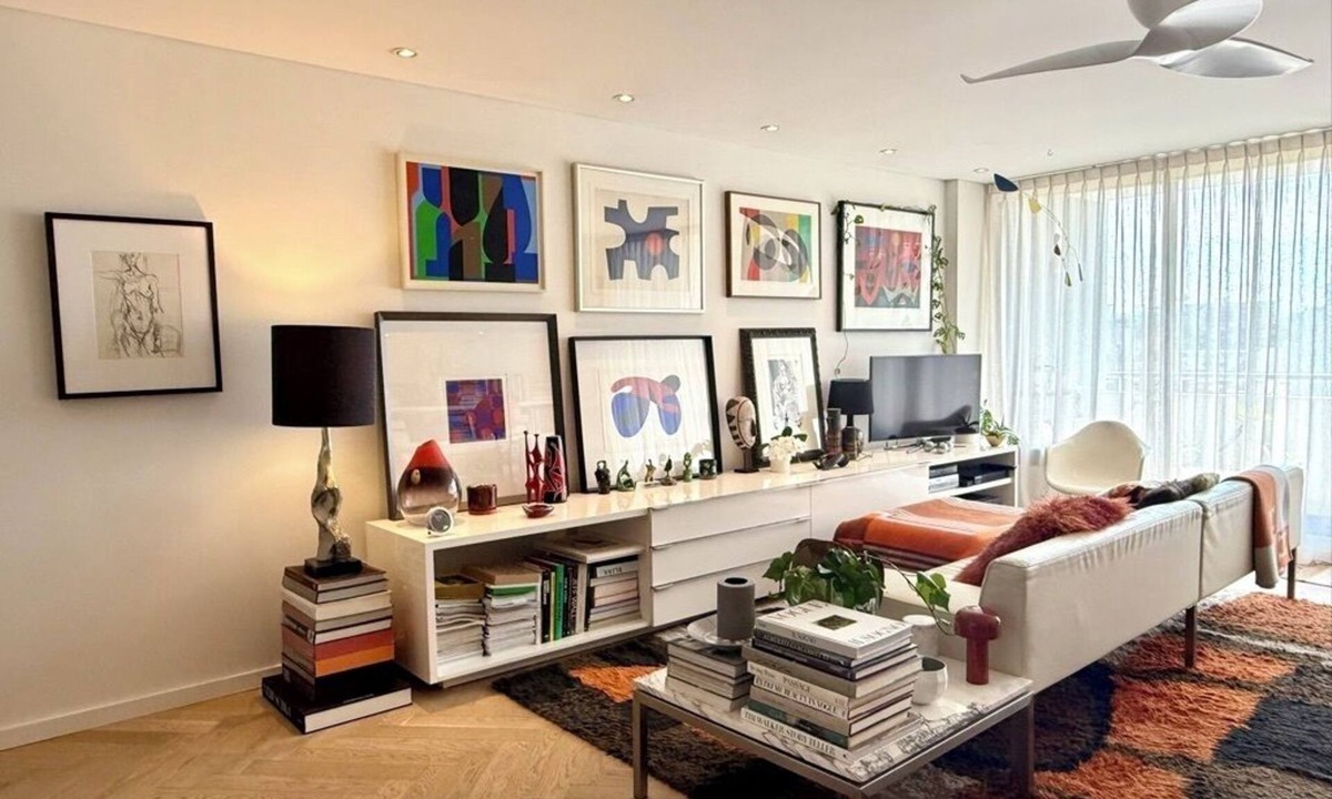 Alexandria Apartment | Modern, art filled apartment, central location, 2 minutes from train station