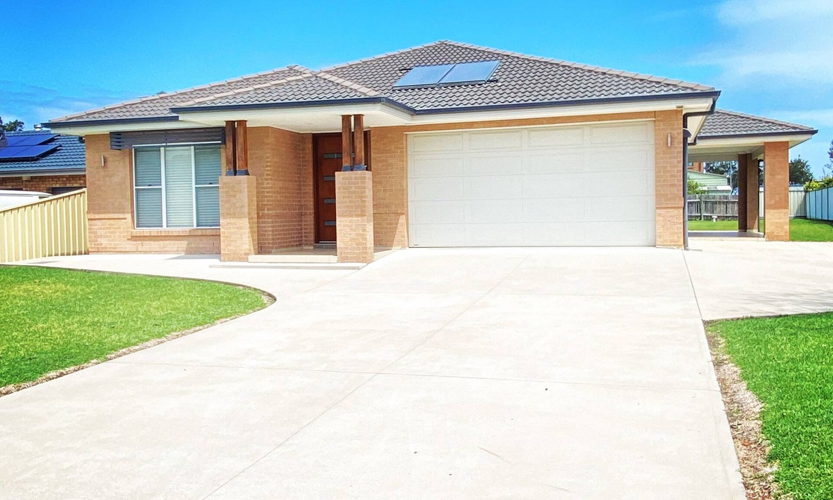 Maloneys Beach House | Modern Beach House Maloneys Beach (near Batemans Bay) - 2 min walk to beach!