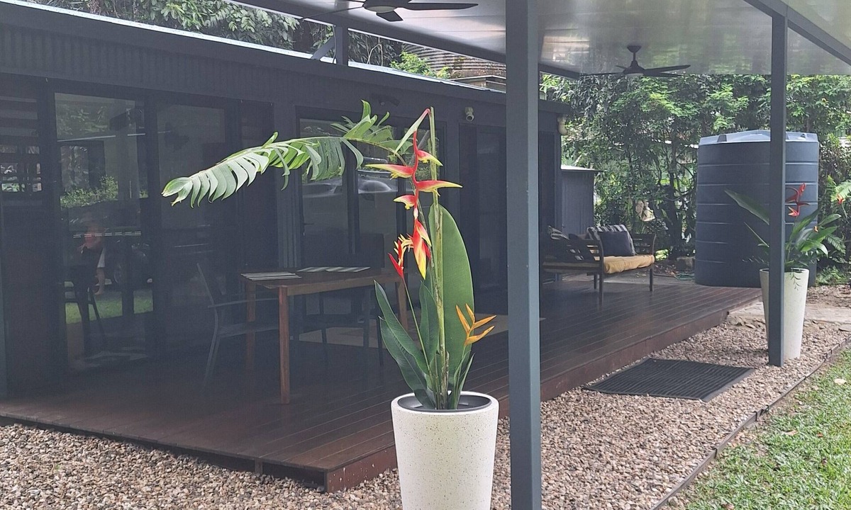 Thornton Beach House | New, air conditioned, beach, rainforest,cassowary, goanna ,beach cafe, king bed