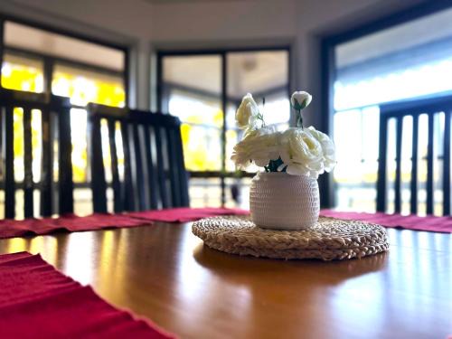 Little Mountain House | Ocean View 3 bedroom entire house central of Caloundra