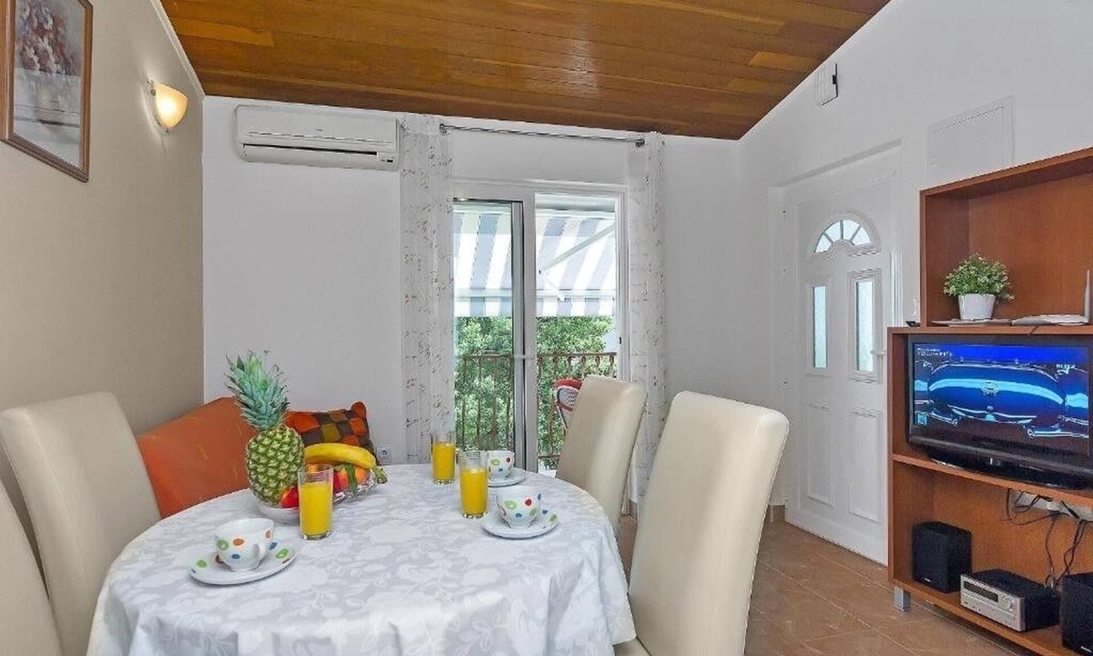 Istok Apartment | One bedroom apartment with balcony Makarska (A-25240-a)