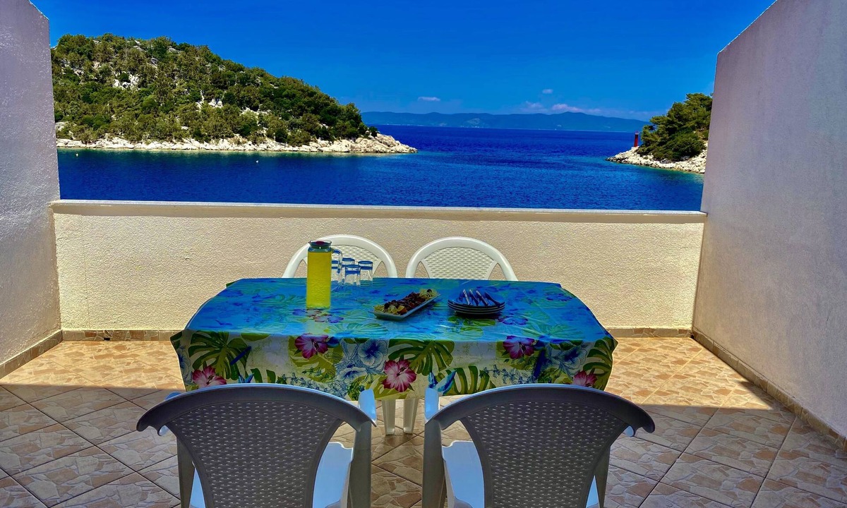Zaklopatica Apartment | One bedroom apartment near beach Zaklopatica, Lastovo (A-8342-a)
