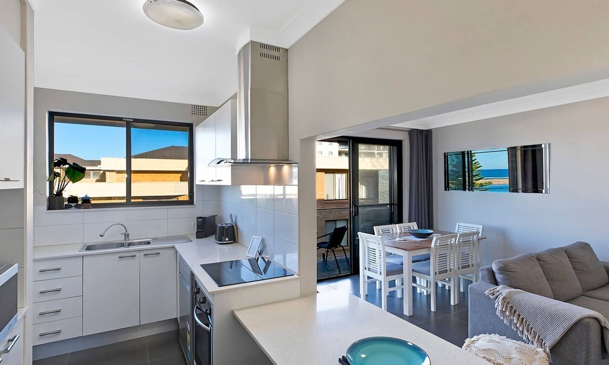 The Entrance Apartment | Pacific Court 10 Renovated Apartment