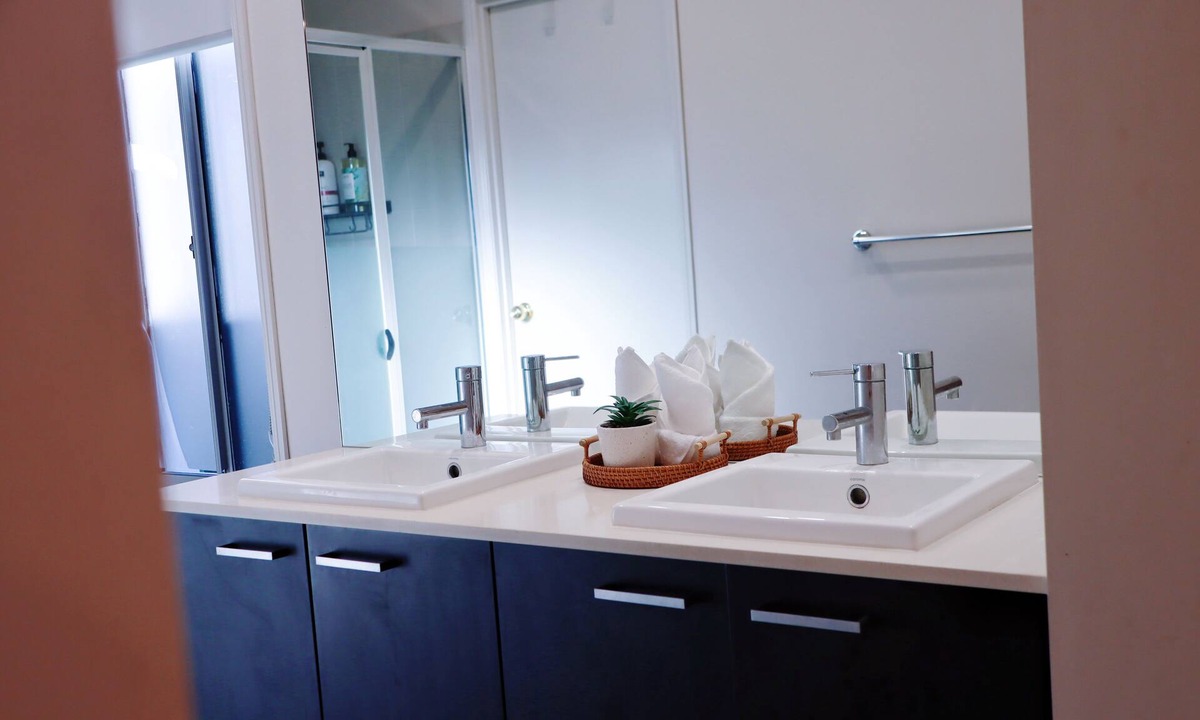 Coomera House | Palm Breeze Luxury House With A Private Pool