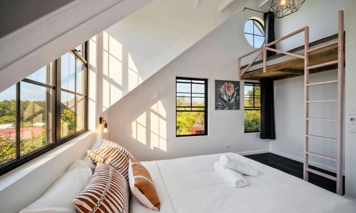 North Tamborine House | Peaceful American style Barn House Lawn Lake Views