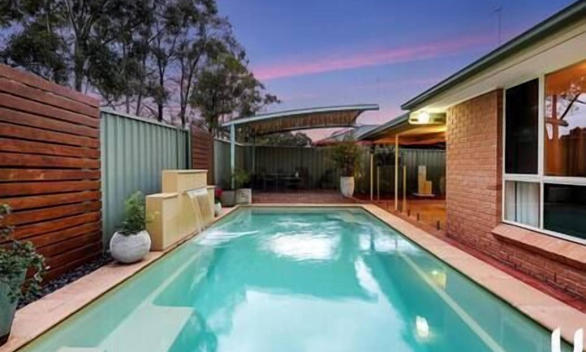 Glenmore Park House | Penrith Family Holiday Home with Pool Sleeps 15 Near Blue Mountains