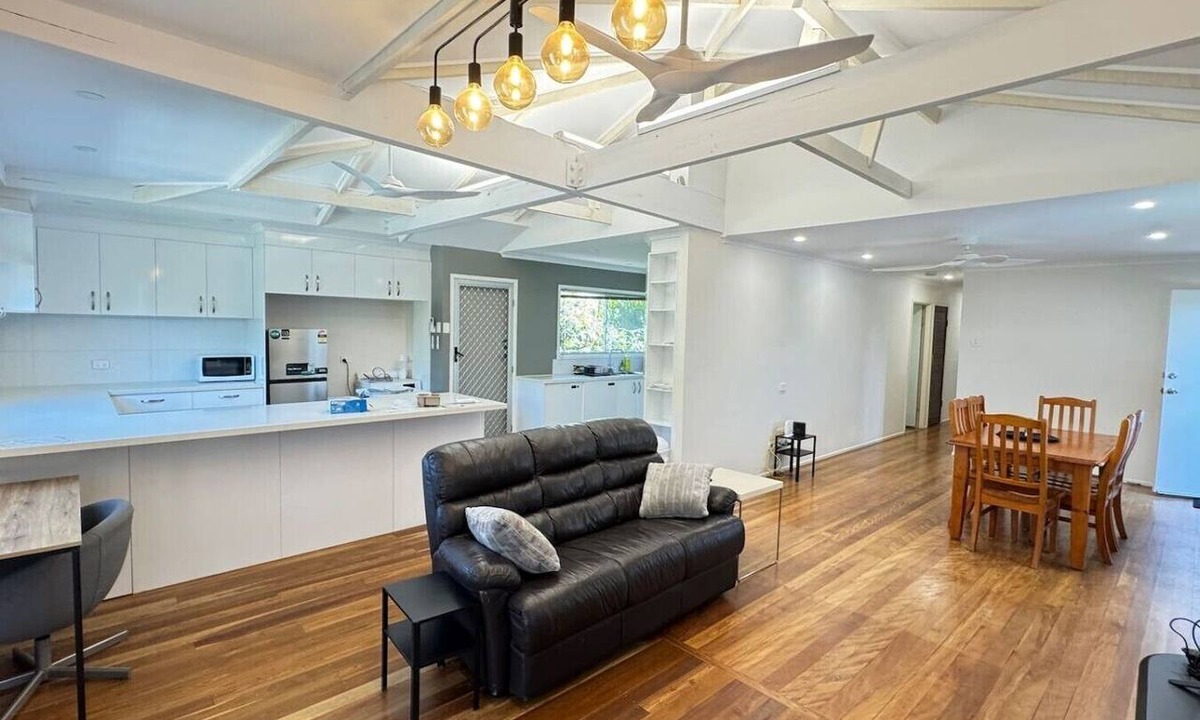 Marsden House | Pool House with free parking and air conditioning