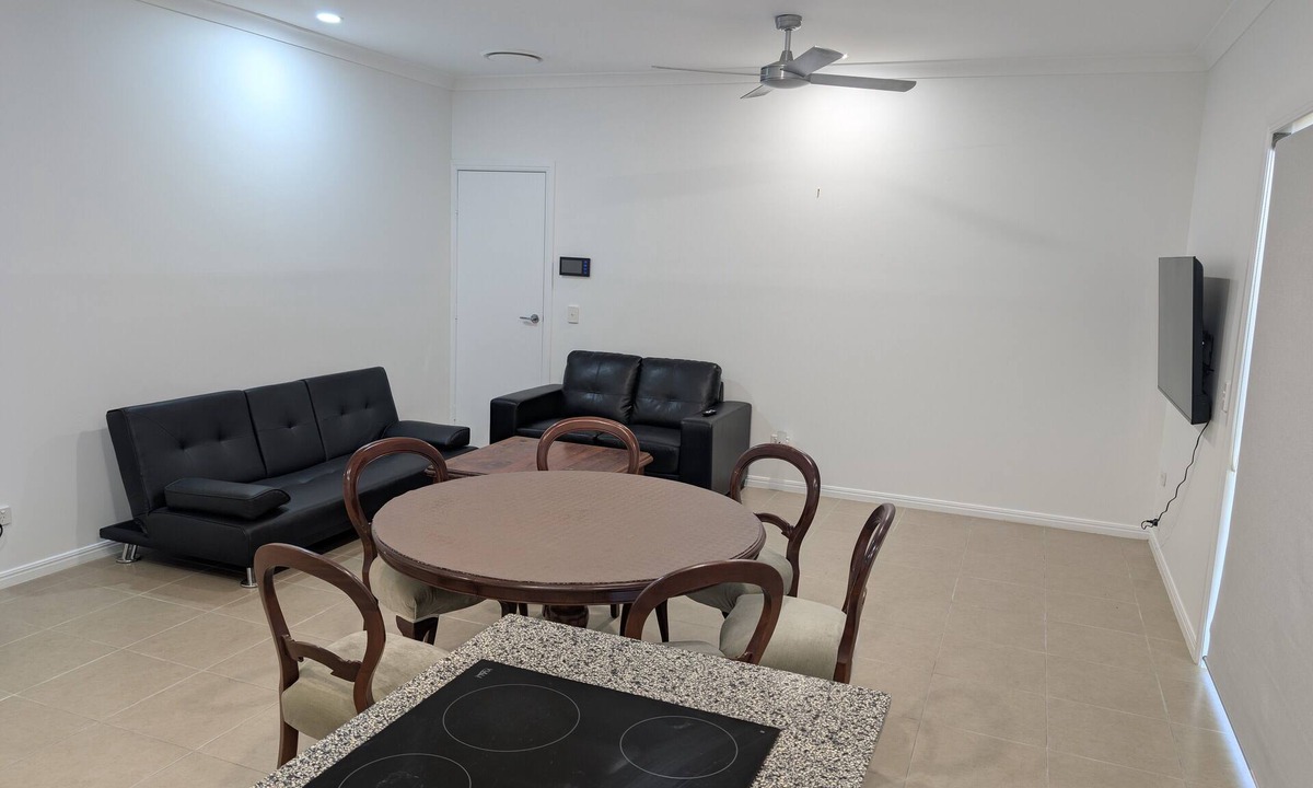 Oxenford House | Private 2-Bedroom Flat in Oxenford – Quiet, Comfortable & Close to Theme Parks