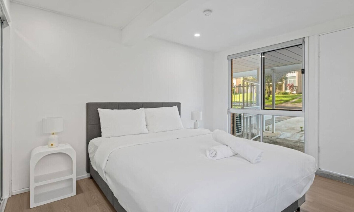 Macgregor House | Private bed Suite Near Garden City with Kitchen