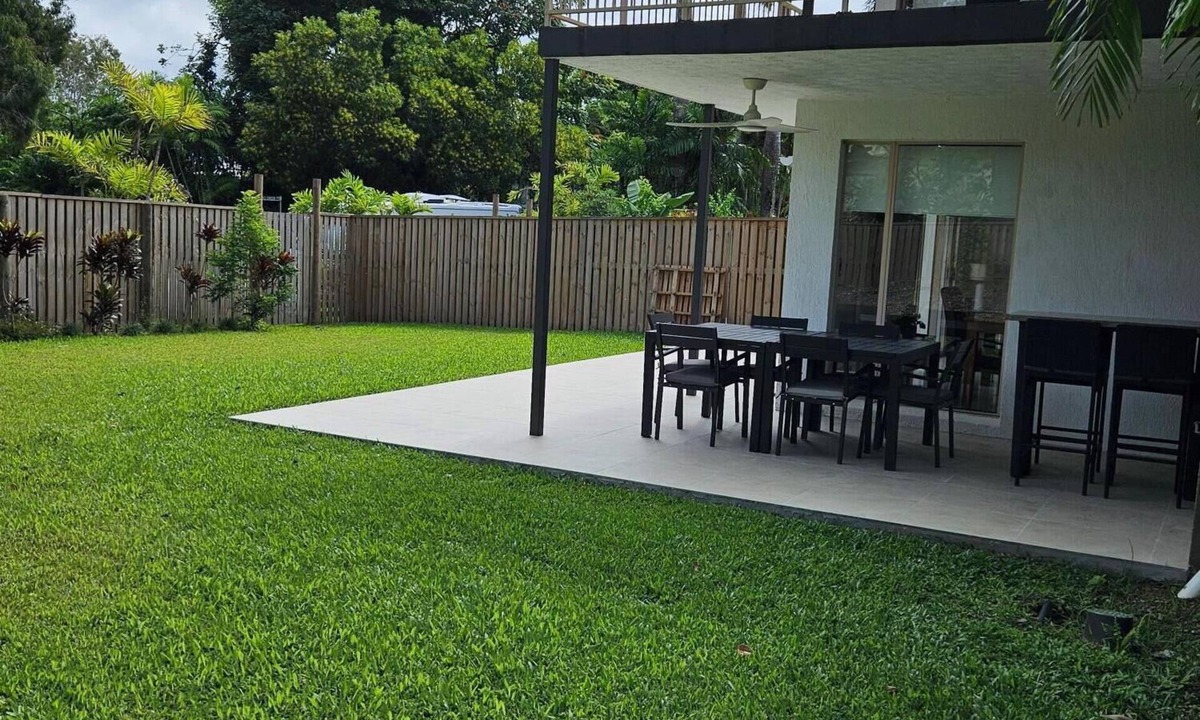 Port Douglas Villa | Private Villa with large fenced courtyard garden, close to St Crispins Cafe.