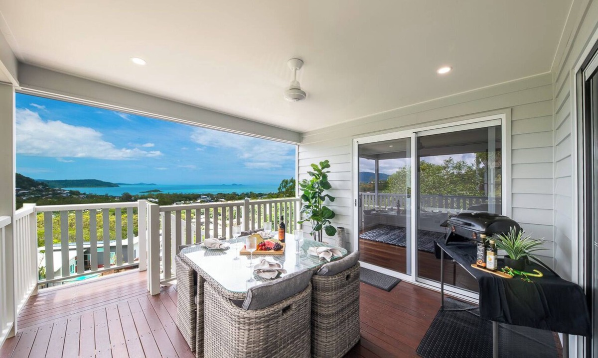 Cannonvale House | Relax In Cannonvale: 2 Bedroom Apartment With Ocean Views