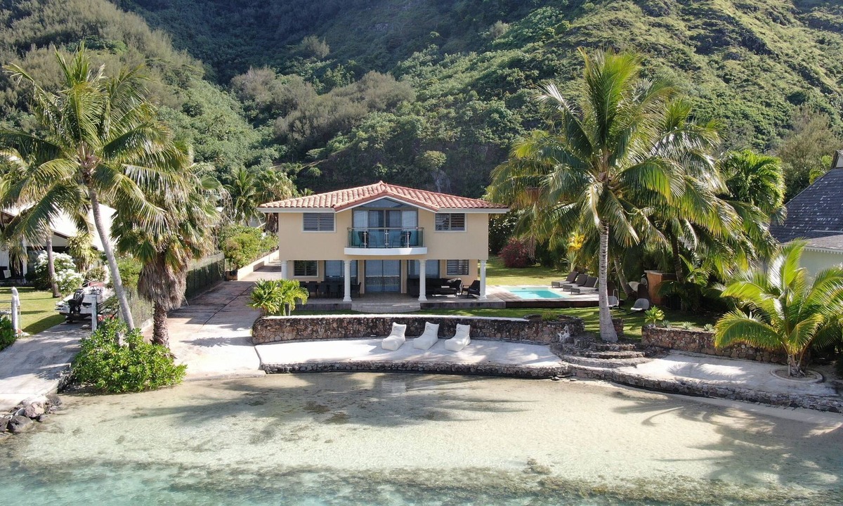Tiahura Villa | Relax on the Oceanfront porch or wake up to the sound of waves on your balcony