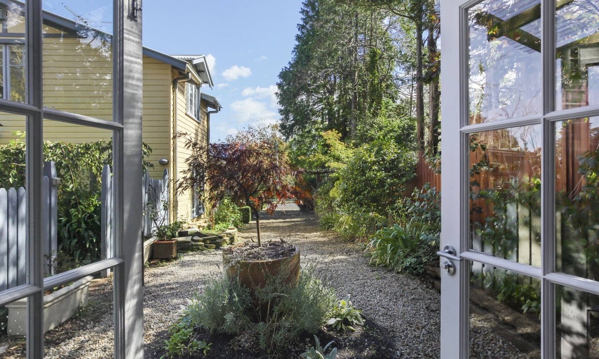 Leura Cottage | Romantic Cottage: KING bed YES, wood fire YES, sep bedroom YES,and 300m to Mall.