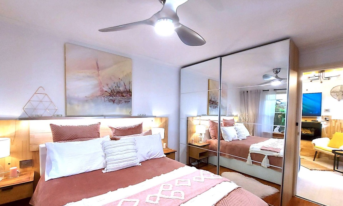Palm Beach Apartment | Romantic cozy beach Home for budget at Majestic Palm Beach! Walk to Ocean beach!