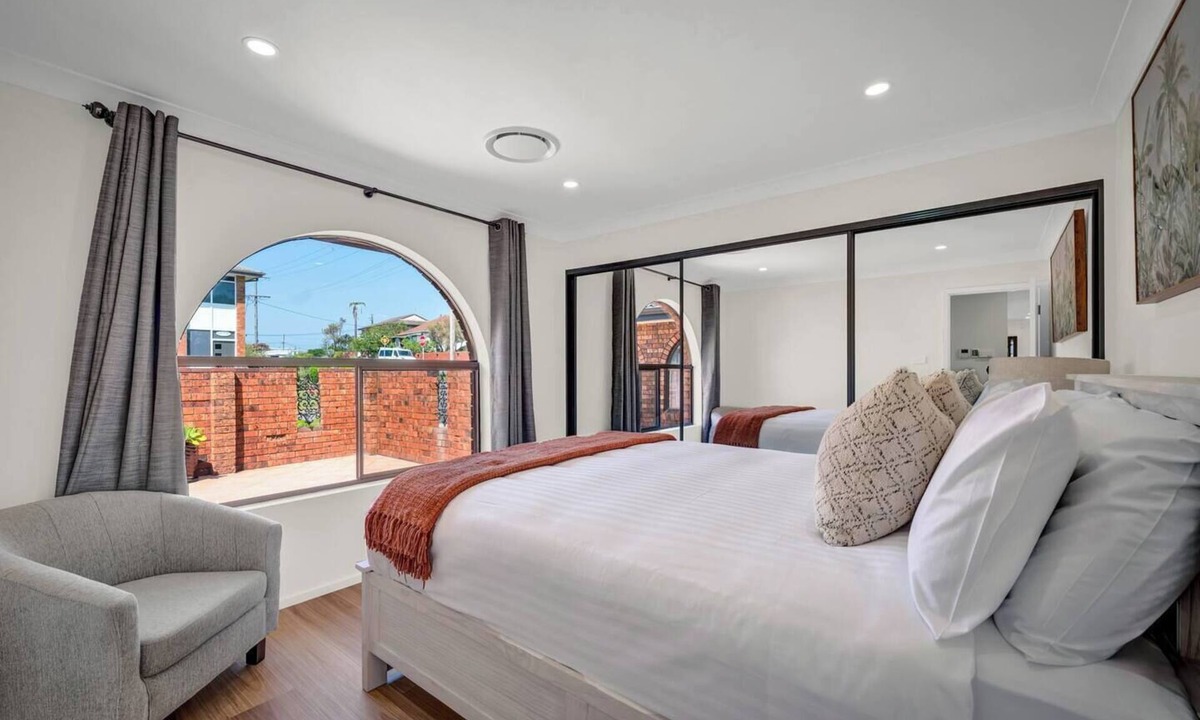The Entrance House | Sienna Arches Modern Family Haven near Ocean Baths
