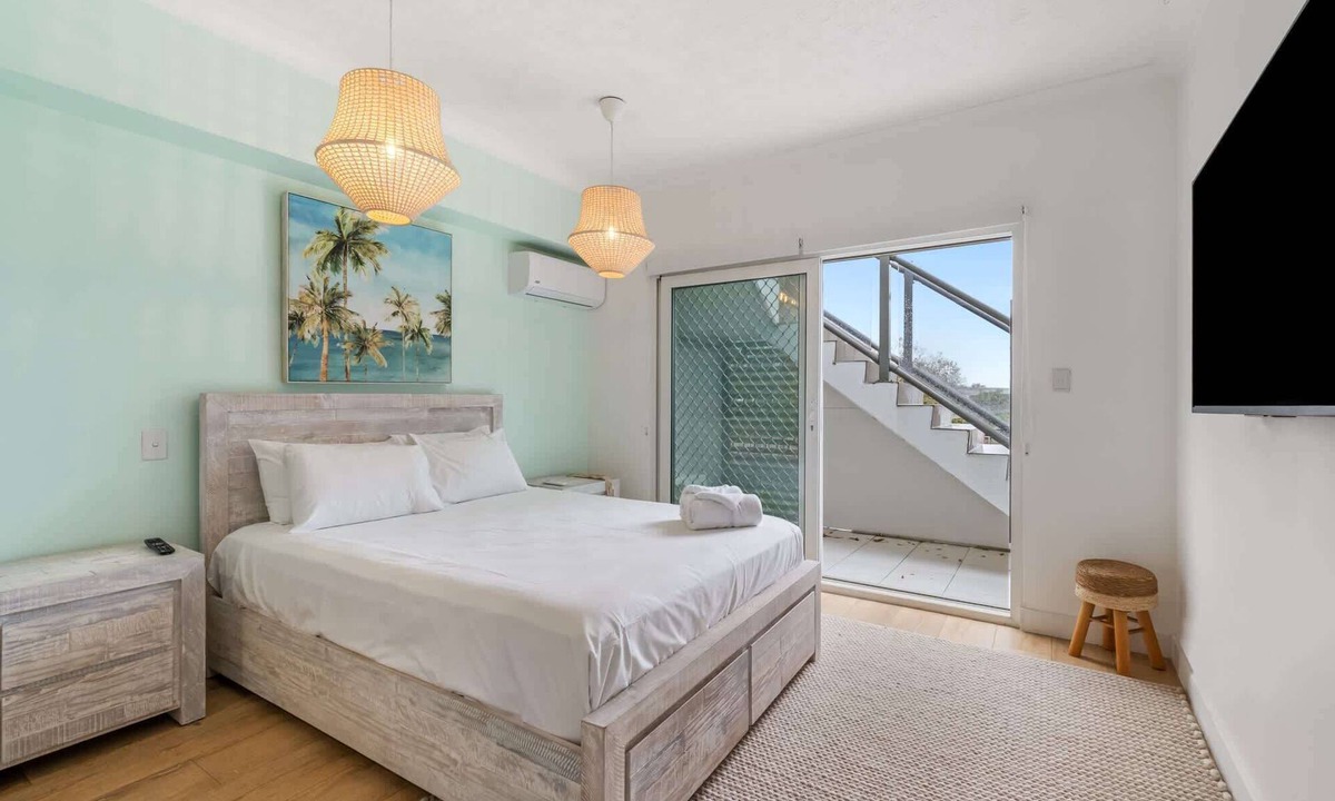Hamilton Apartment | Spacious 2-Bed with Private Rooftop & BBQ Access