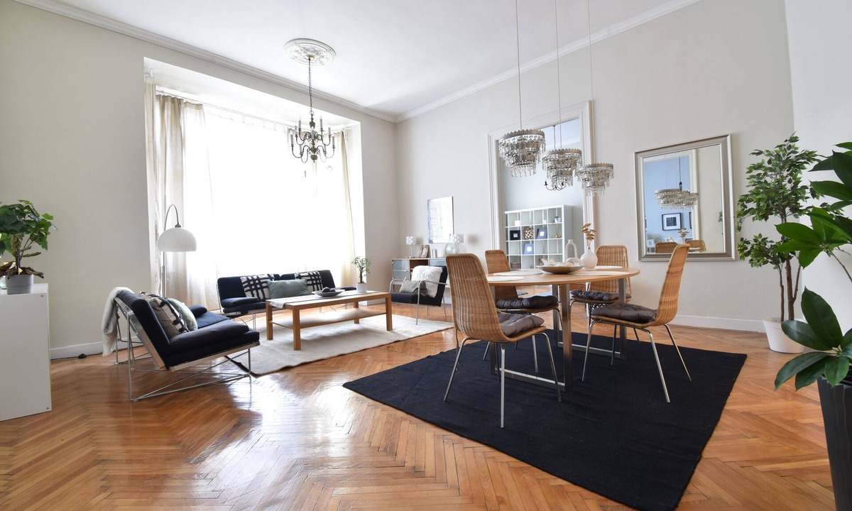 Corvin negyed Apartment | Spacious 3-bedroom apartment in tranquil Budapest with AC-f10