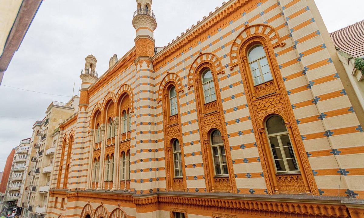 Palace District Apartment | Spacious 3BR residence at Synagogue
