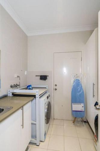Sunnybank Apartment | Spacious 5BR 3BA Home w Parking and Yard in Sunnybank M11