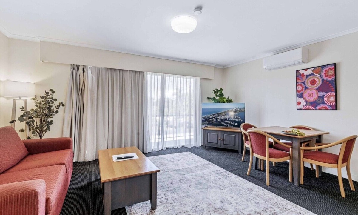 Mount Ommaney Bed & Breakfast | Spacious Room with Kitchen,WiFi, Easy Access 2 CBD
