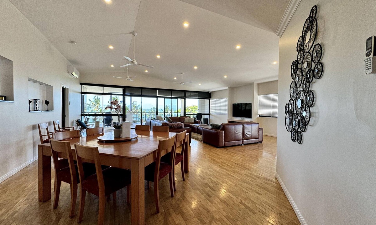 North Ward Apartment | Spectacular Beachfront Penthouse - uninterrupted views of The Strand, Easy parking - Spectacular Beachfront Penthouse - Uninterrupted views of The Strand, Easy parking