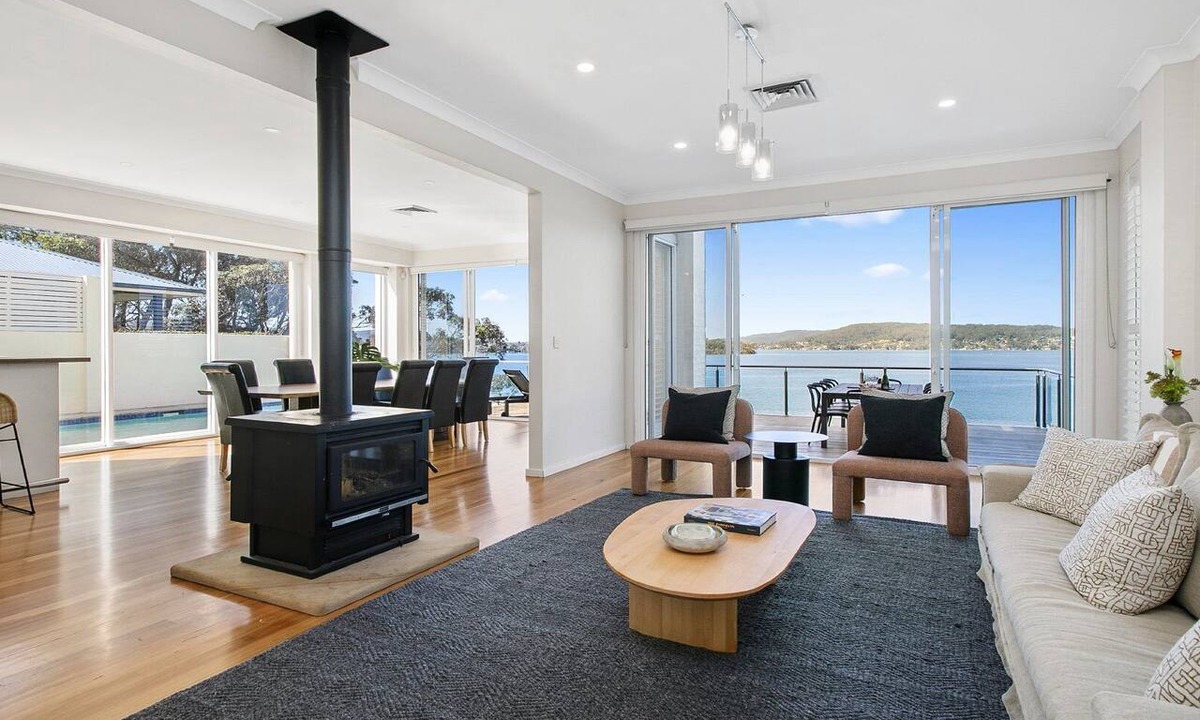 Point Clare House | Stay 3 nights, pay 2 this Winter*