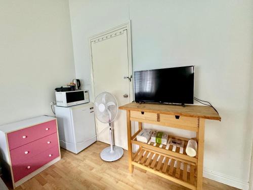 Woolloongabba Apartment | Studio Room Ensuite bathroom with separate Entrance Brisbane City