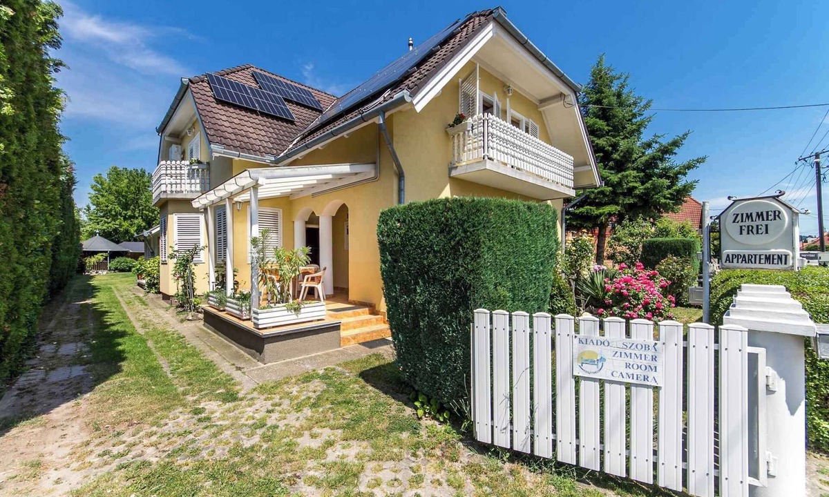 Keszthely Apartment | Studio with pool complex and air conditioning