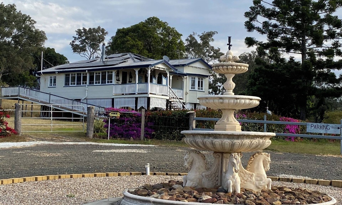 Maroon House | Stunning Queenslander on shire horse farm