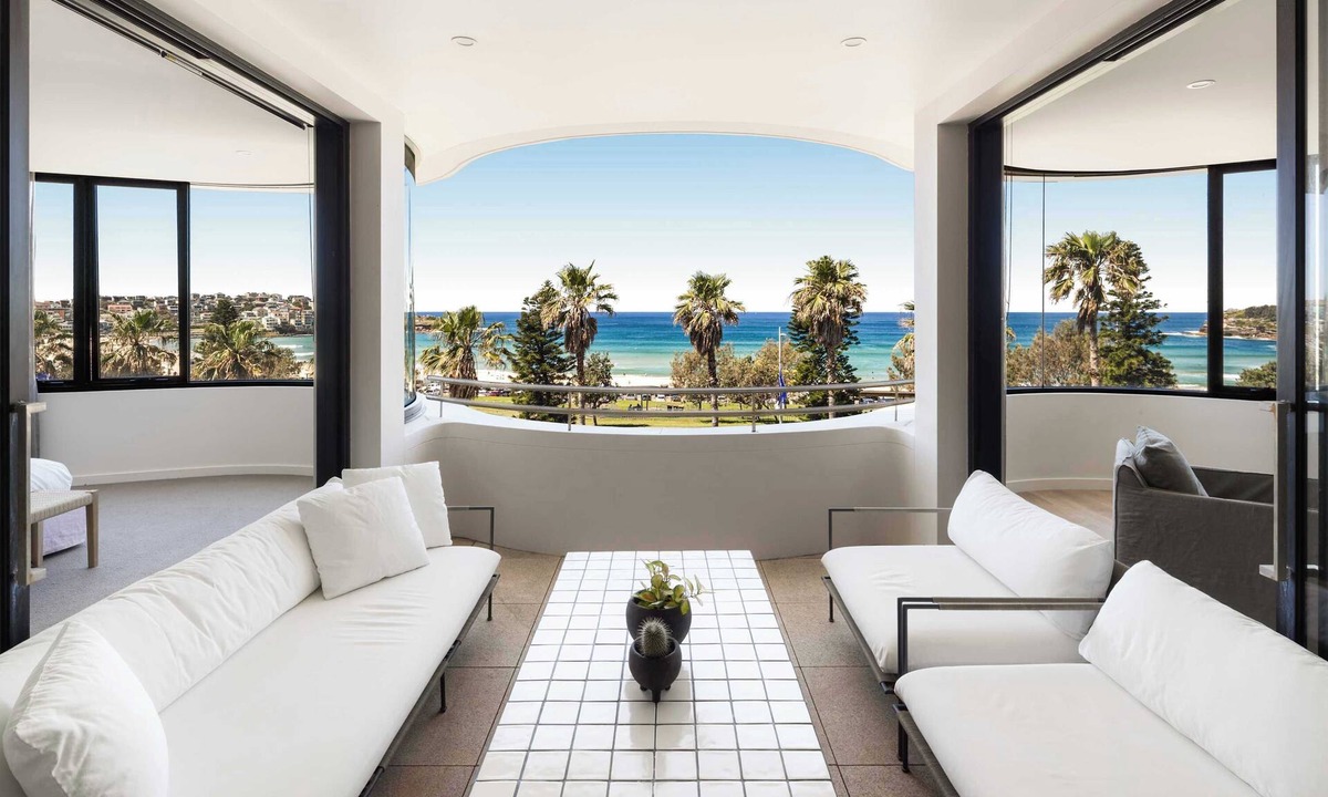 Bondi Beach Apartment | Stunning Views and Balcony Overlooking Bondi Beach