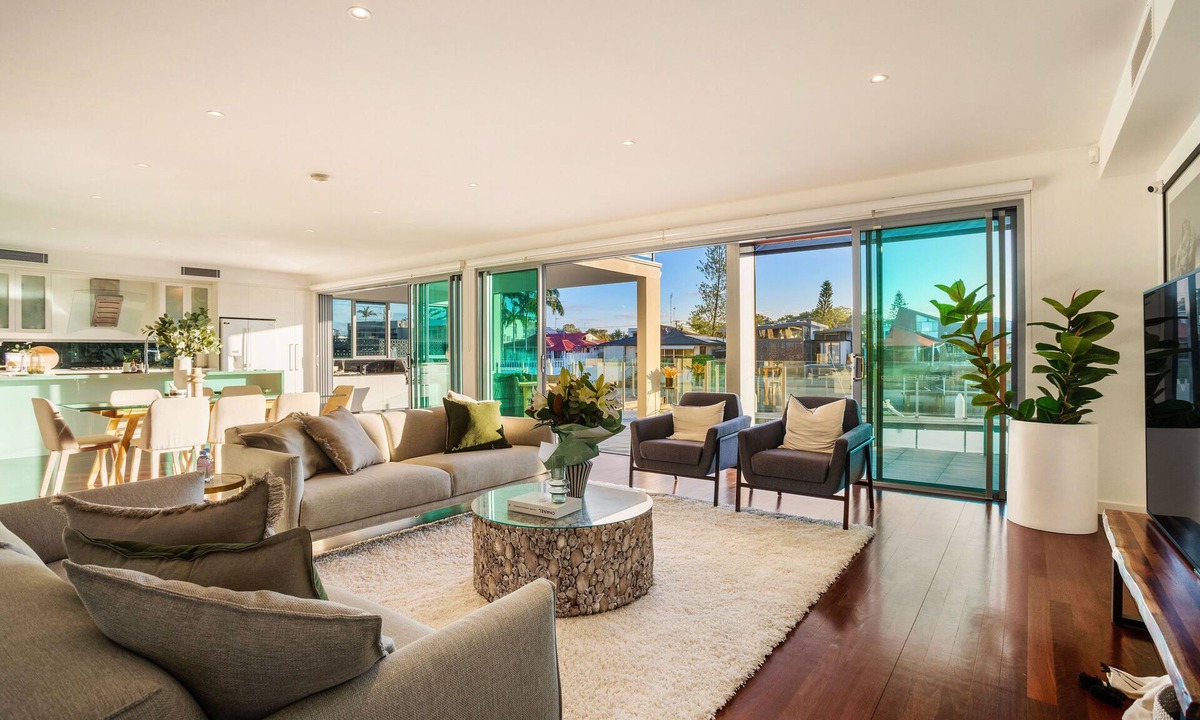 Isle Of Capri House | Stunning Waterfront home on the Gold Coast*Heated Pool* Pet Friendly.