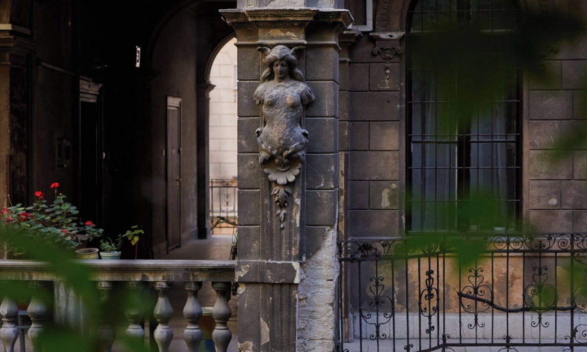 Palace District Apartment | Stylish 2 bedroom loft apartment in the Palace Quarter. Perfect tourist location
